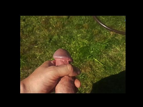 ❤️ Vruća zgodna jebe svoju ružičastu macu i svršava špricom u ljetnoj bašti ️ Porno kod nas ﹏